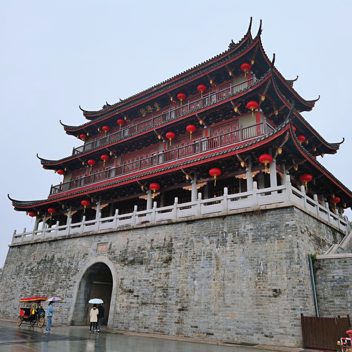 广济门城楼原称"广济楼",也称"韩江楼",民间俗称"东门楼",列潮州城七