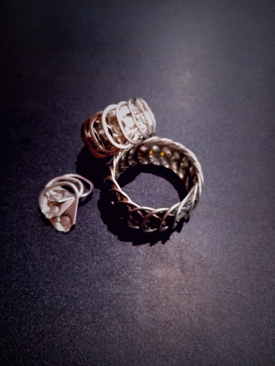 易拉罐的拉扣,拼凑在一起