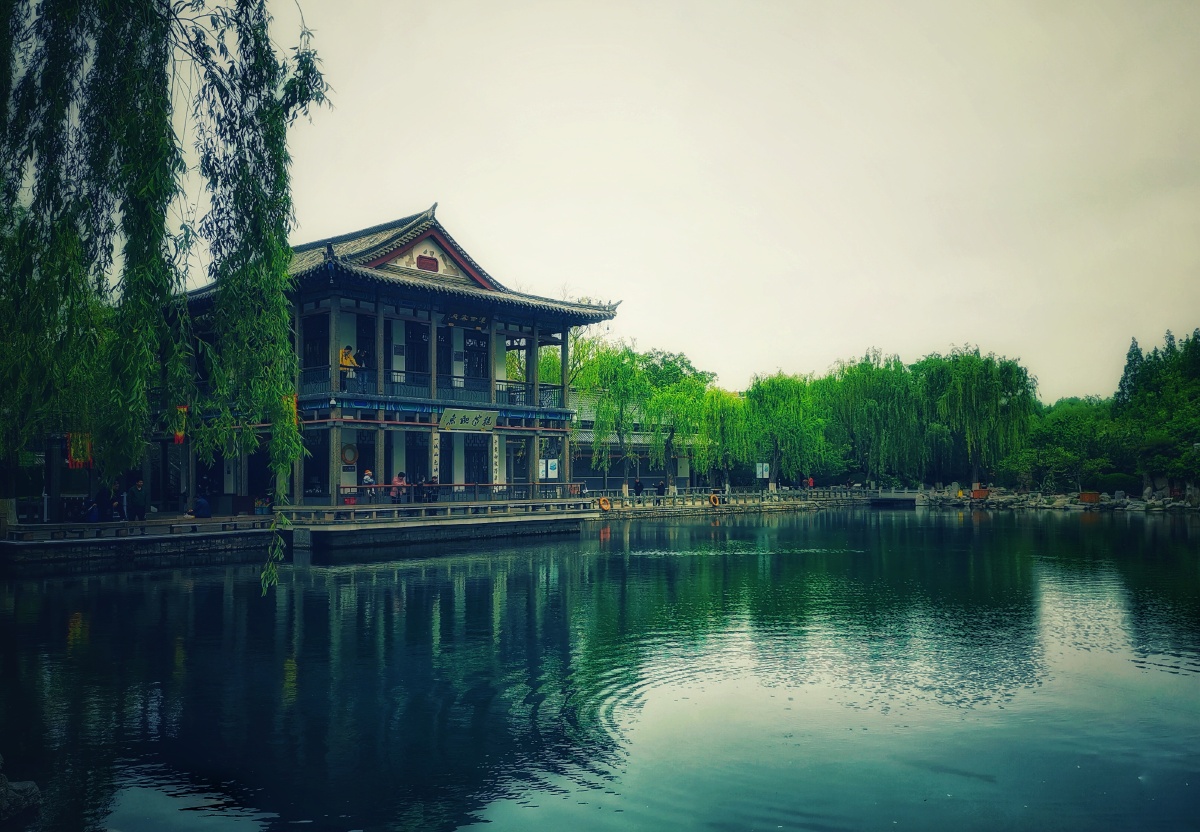 泉城济南五龙潭雨后的清新城市中的净土闹中寻静