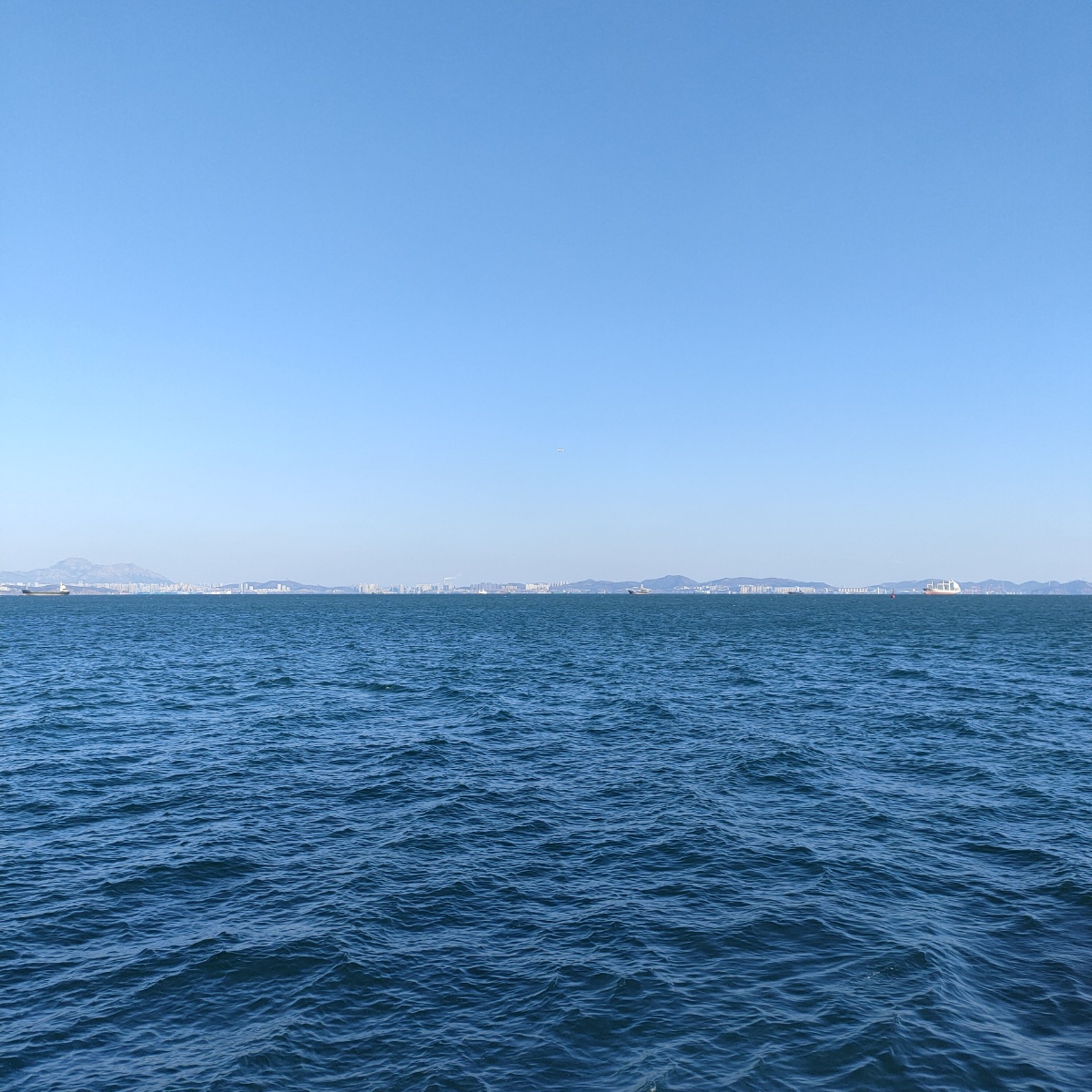 天空是蔚蓝色,窗外有千纸鹤 - 每天都要甜甜的 - 图虫