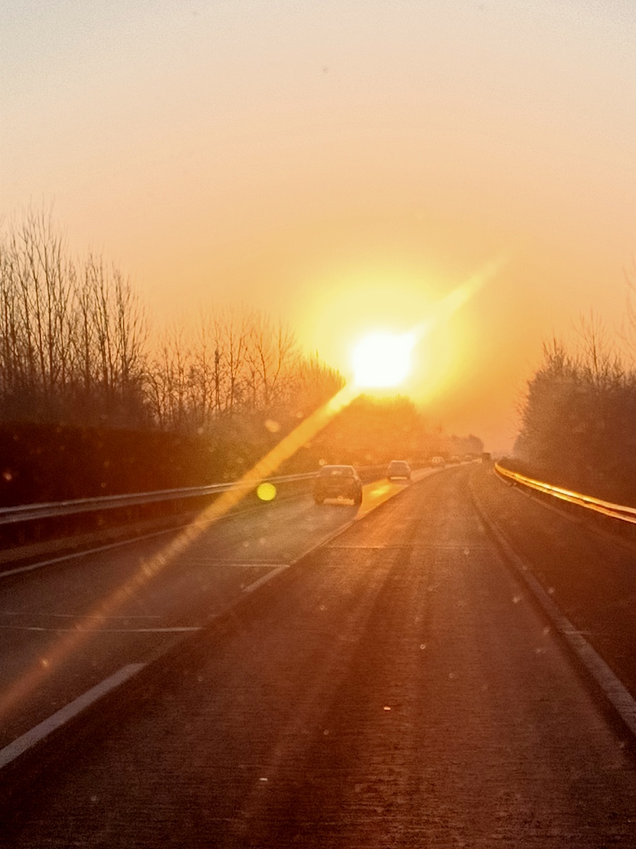 走在路上看日出有不一样的心情