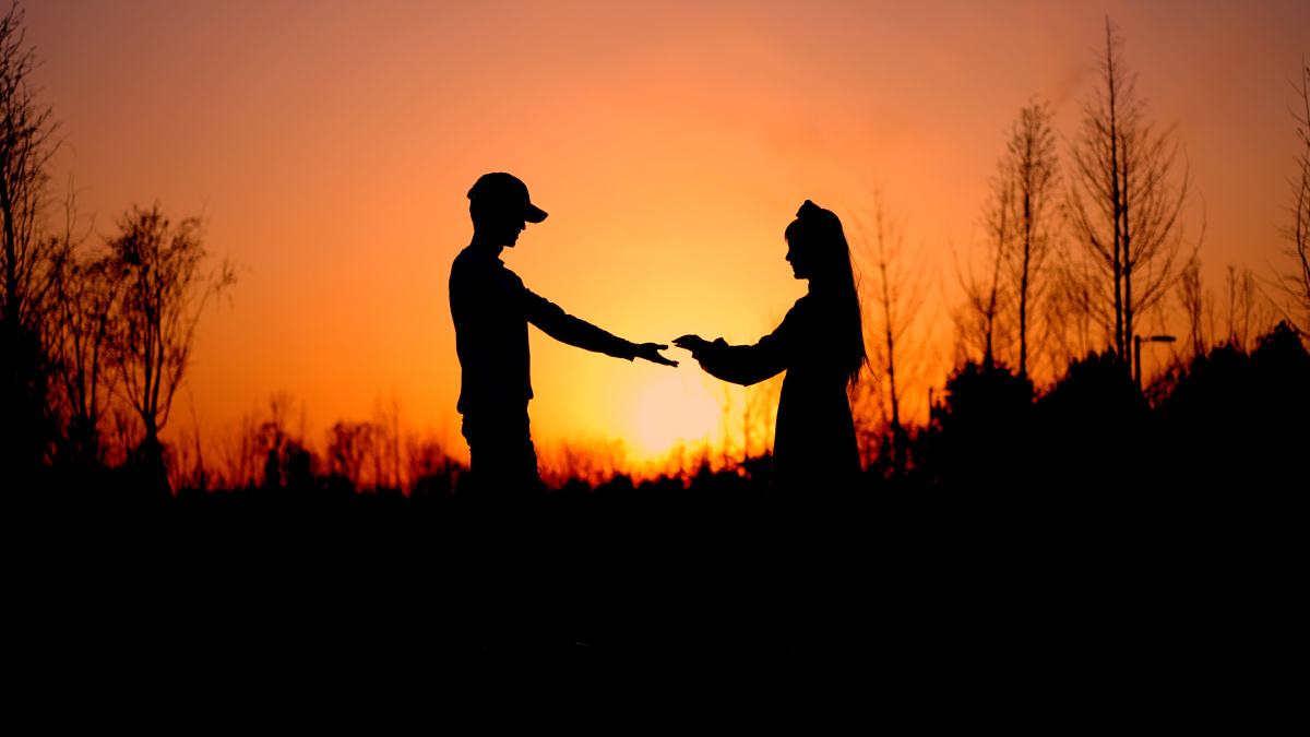 日落下的情侣爱意满满