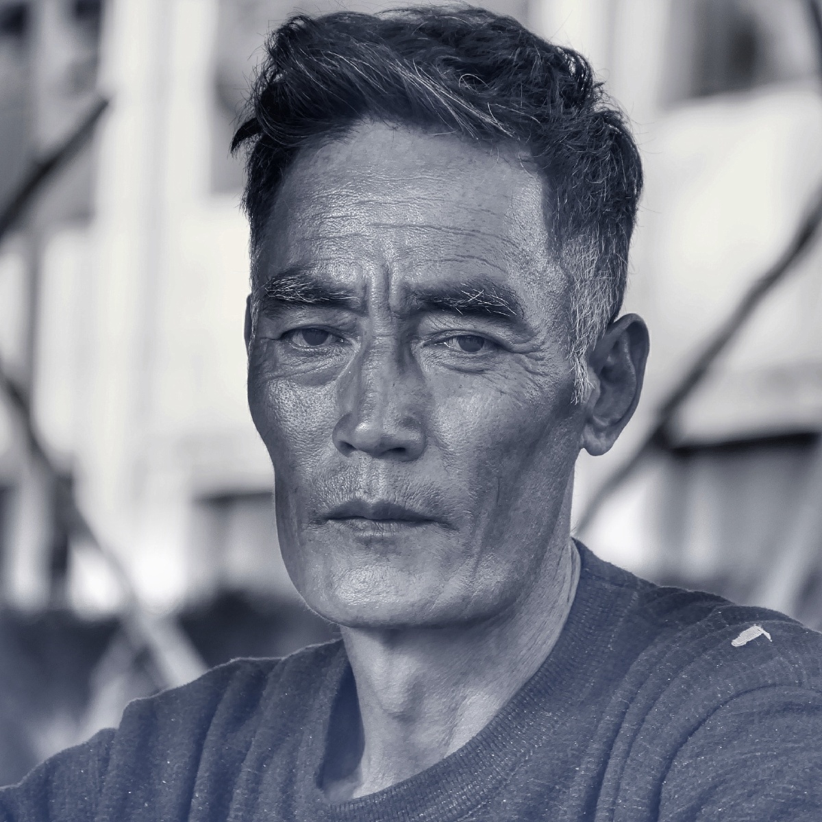 出门在外61张家口站下午六点五十多岁的彝族汉子和妻子在路边休息