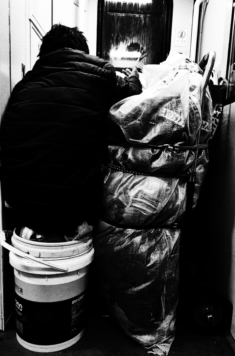 出门在外61z184次列车临河开往深圳的夜行列车车厢里的旅客