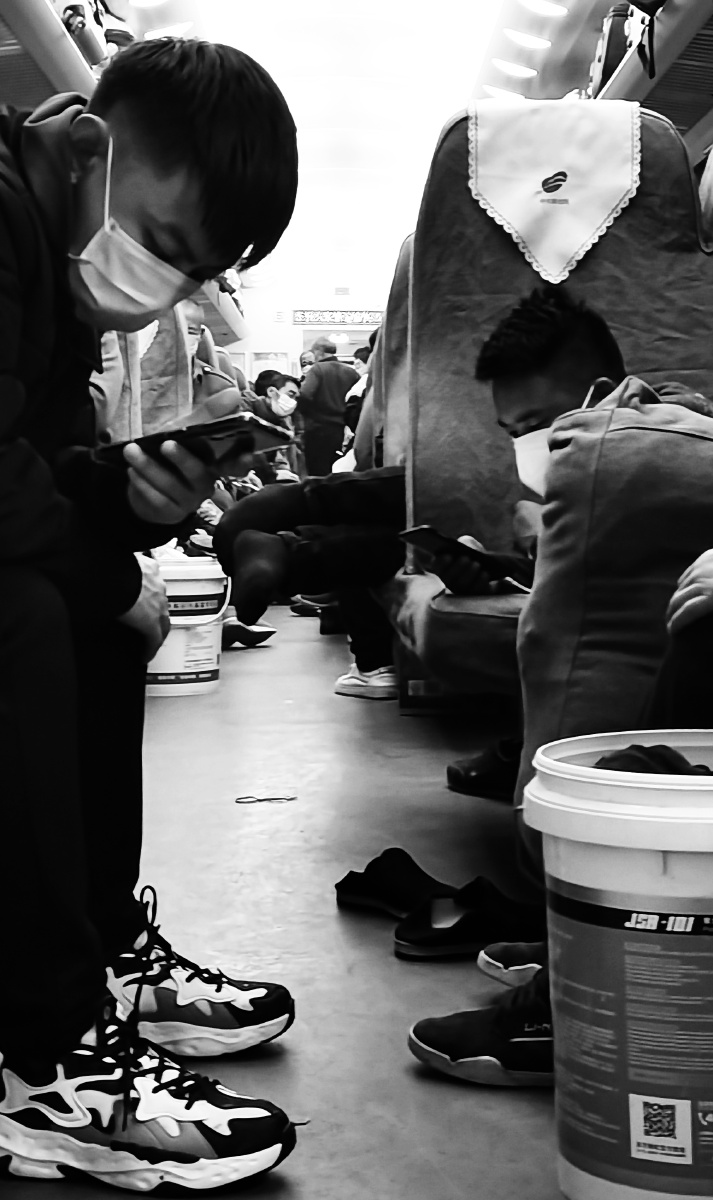 出门在外61z184次列车临河开往深圳的夜行列车车厢里的旅客