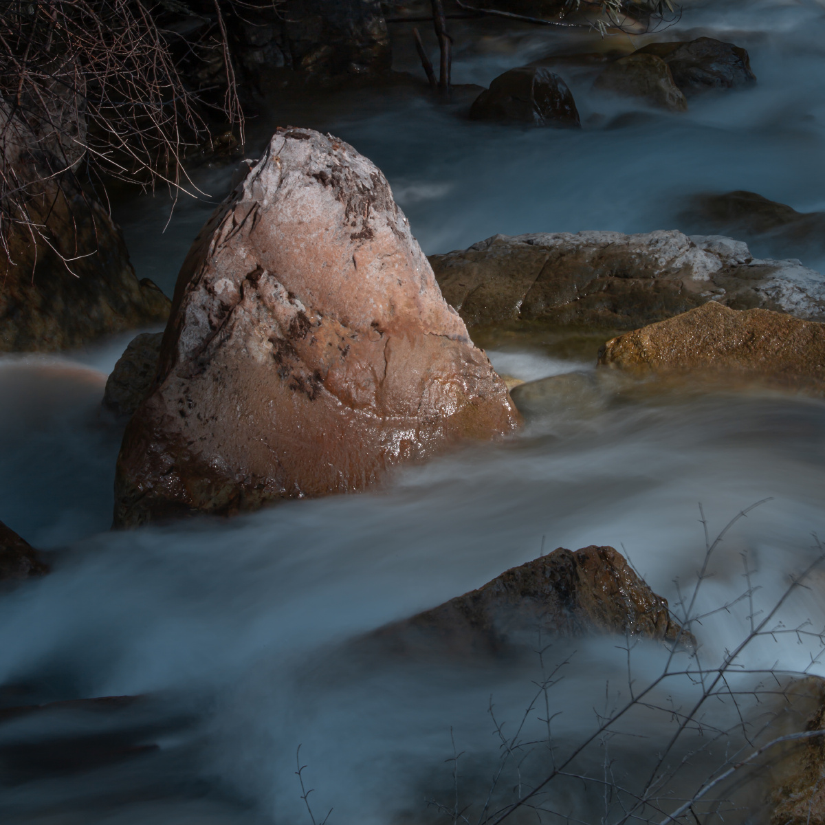 夕阳返照在峡谷溪流上 - leo_qing - 图虫