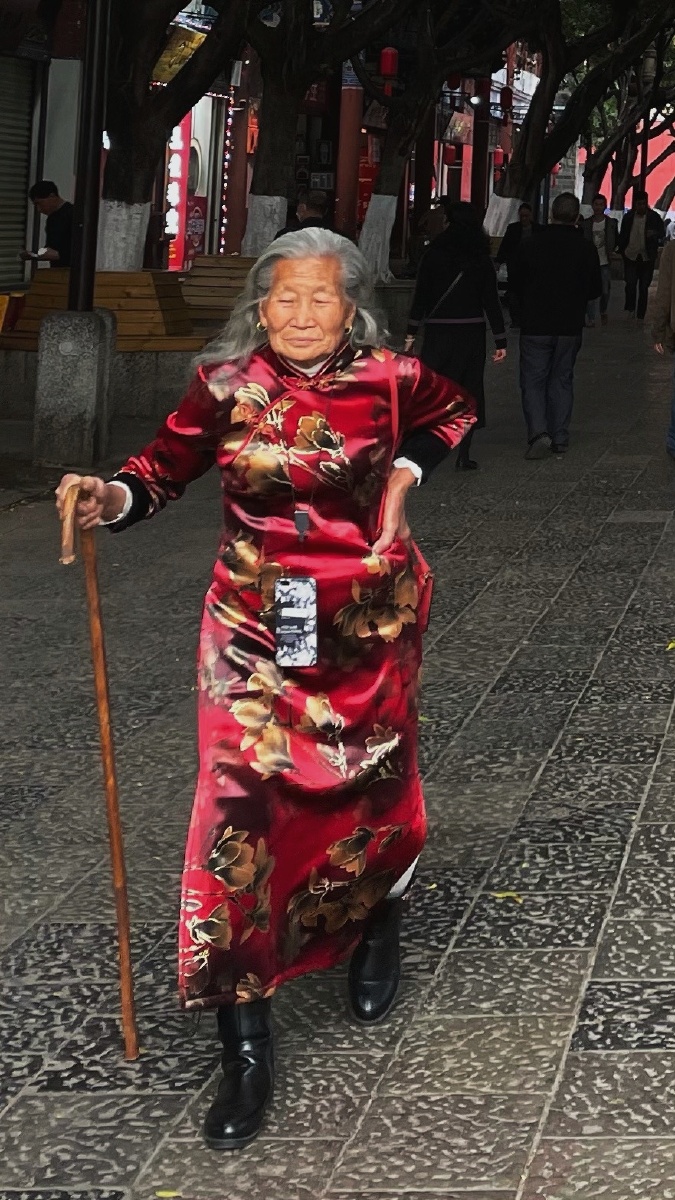 云南建水老太一身红旗袍健步如飞