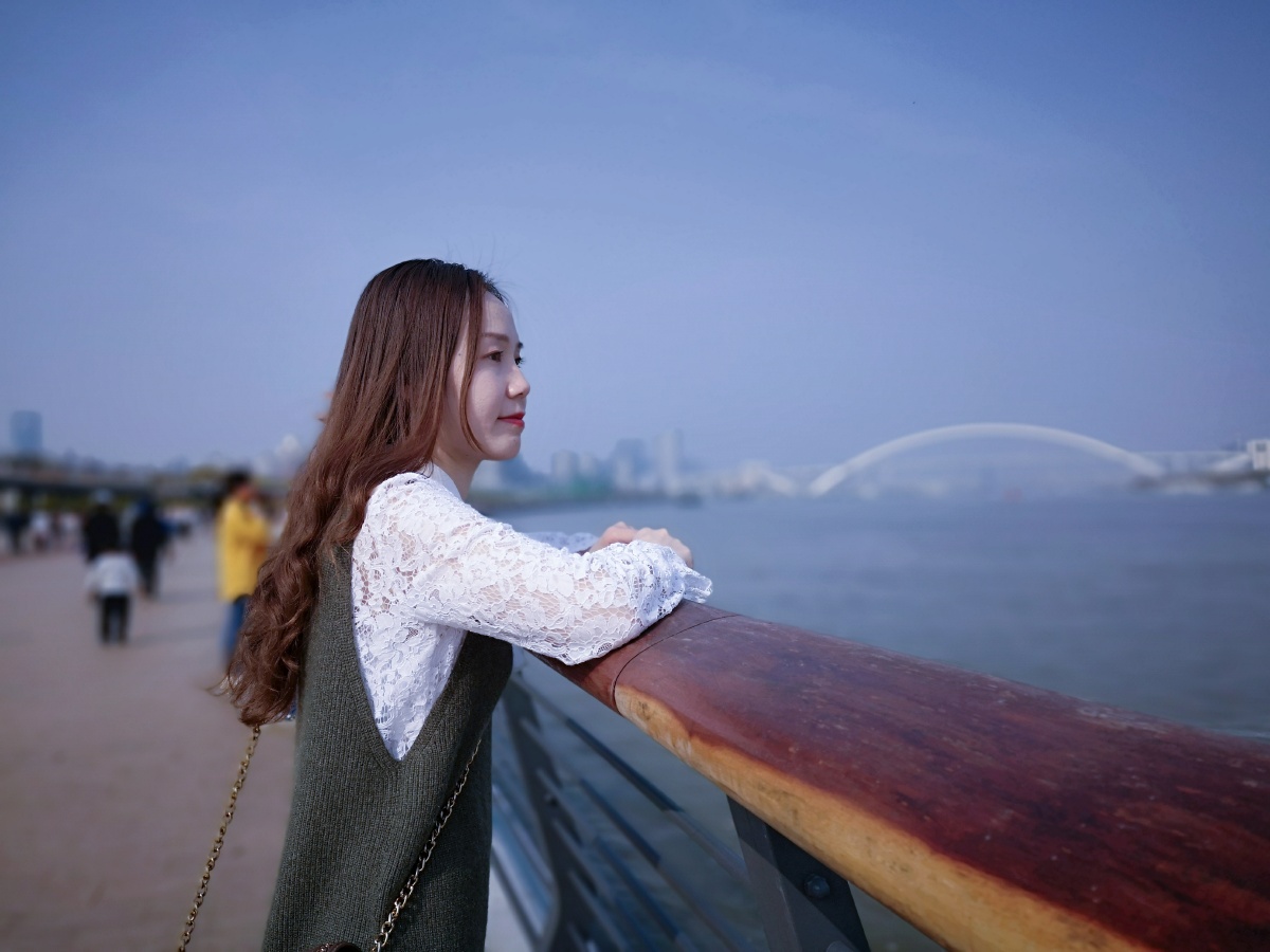 你站在桥上看风景看风景人在楼上看你明月装饰了你的窗子你装饰了别人
