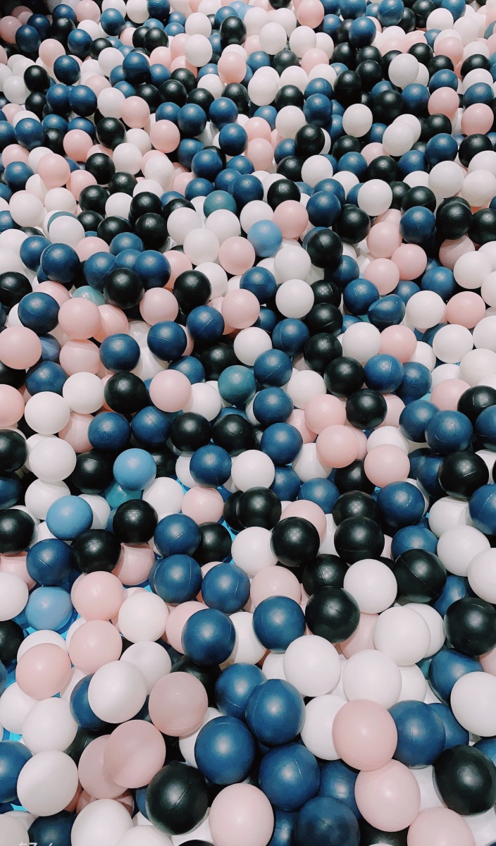 好想和小朋友一样淹没在海洋球里没有烦恼没有忧愁简简单单快快乐乐