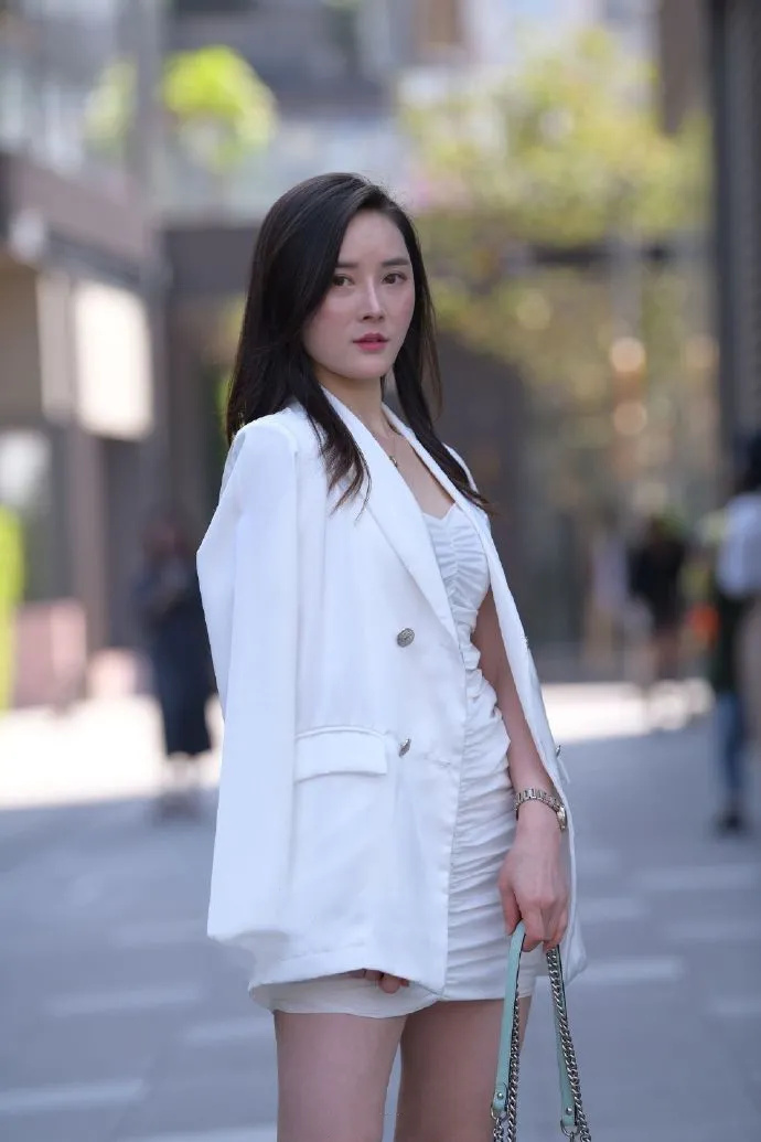 穿白裙的时尚女生
