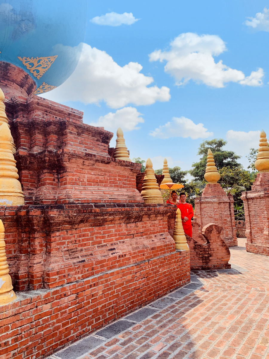 云南腾冲市旅游一寨两国景区金塔一对夫妻拍婚纱照