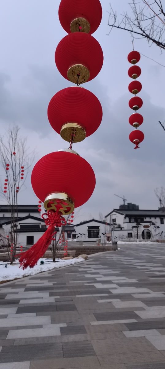大红灯笼高高挂大红灯笼和江南古典建筑风中雪中白日里也很美