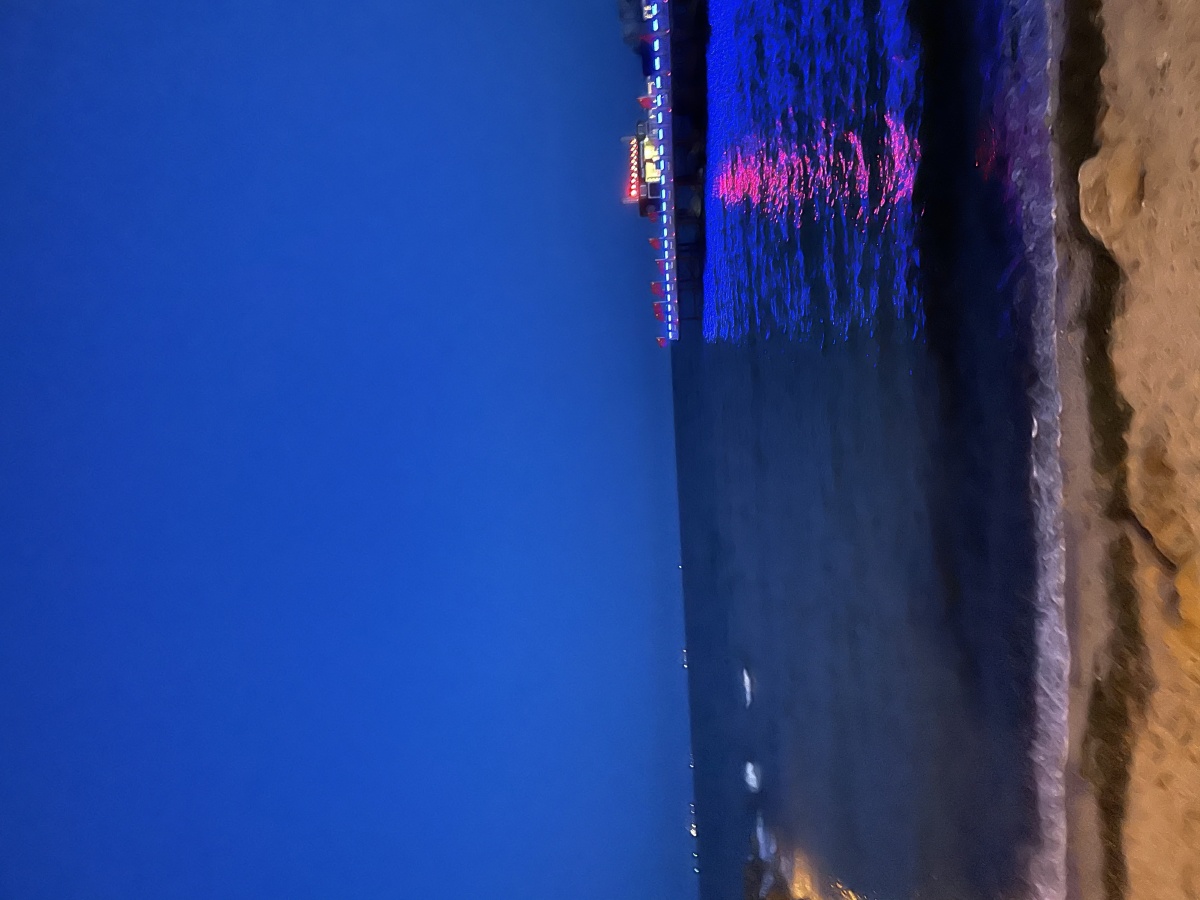 蓝蓝的天空蓝蓝的海哦北戴河夜景也不错