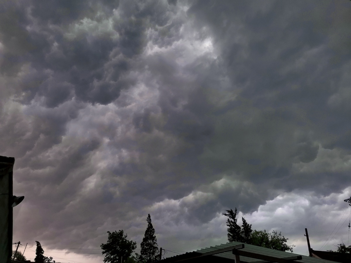 下雨前的天空黑云压城城欲摧甲光向日金鳞开