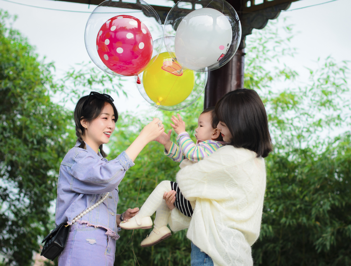 小朋友公园偶遇两个漂亮小姐姐泡泡气球玩的好开心