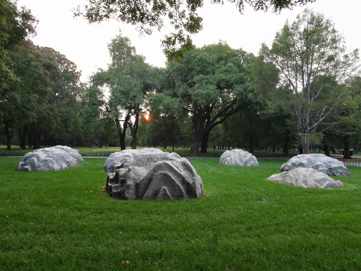 落日下的天坛七星石,天地合一,肃静安宁.