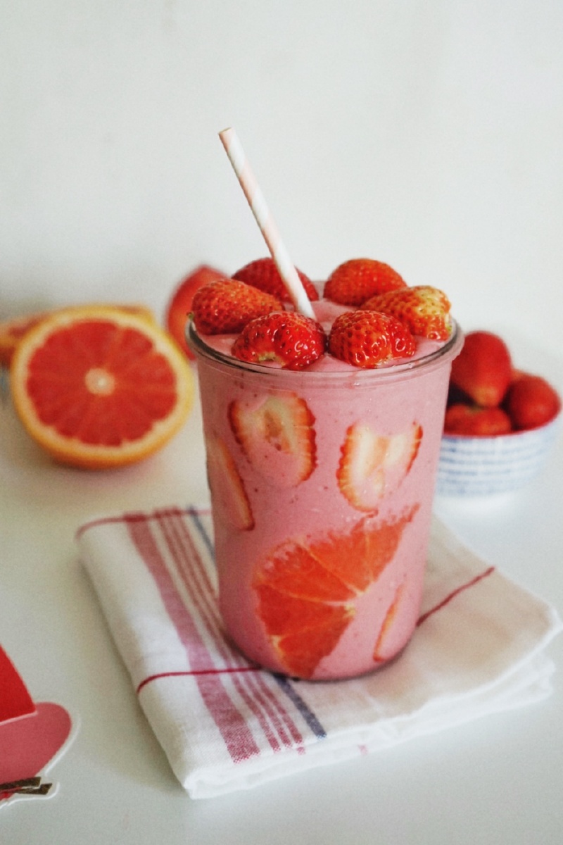 自制草莓西柚奶昔