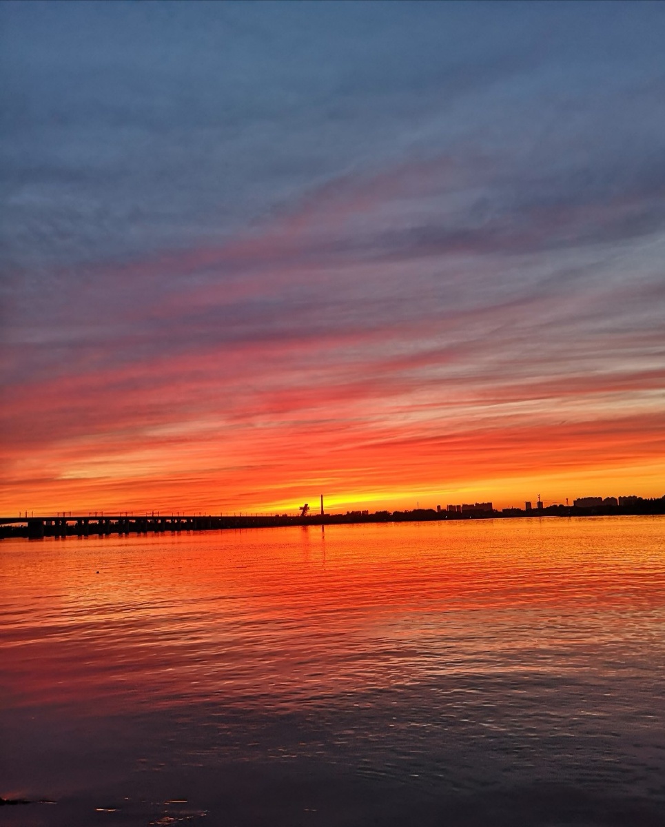 美丽的夕阳下落日把水都染成了红色