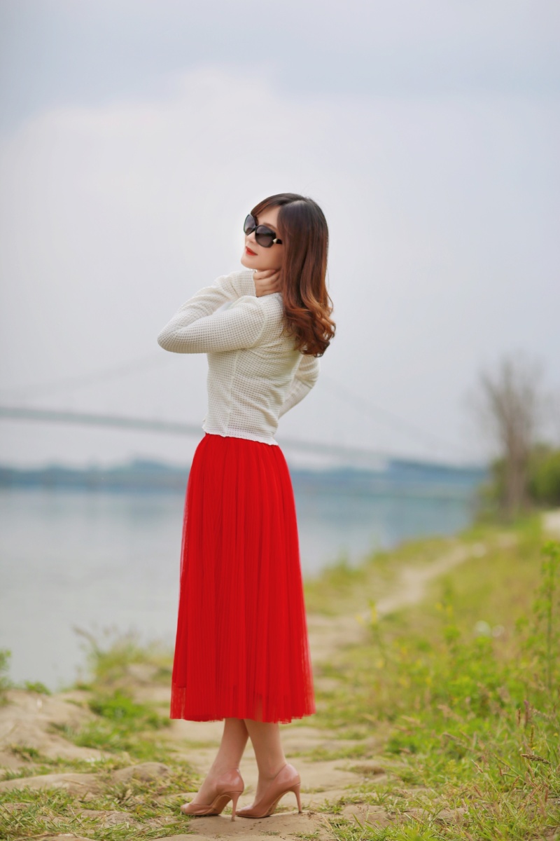 白衣红裙花满地盈盈一笑春光美