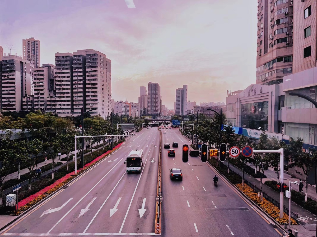 英雄城市武汉江汉路街道小店路上行人轻轨交通