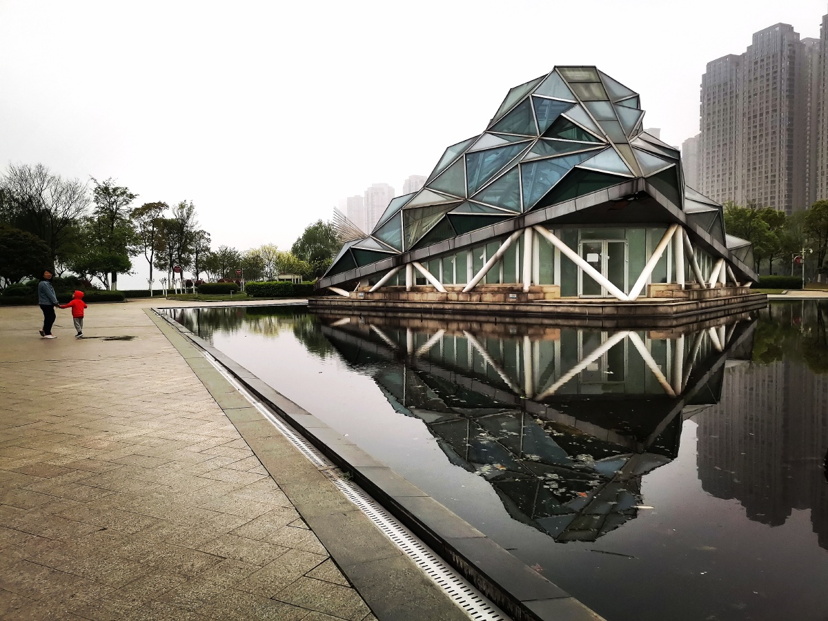 长沙梅溪湖岛上菱形格建筑水池倒影