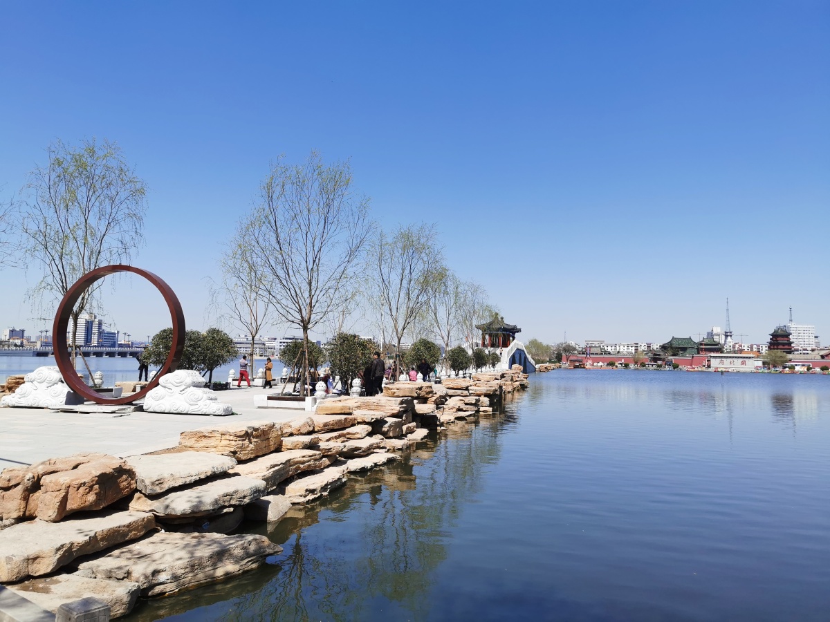 开封包公湖上情人桥