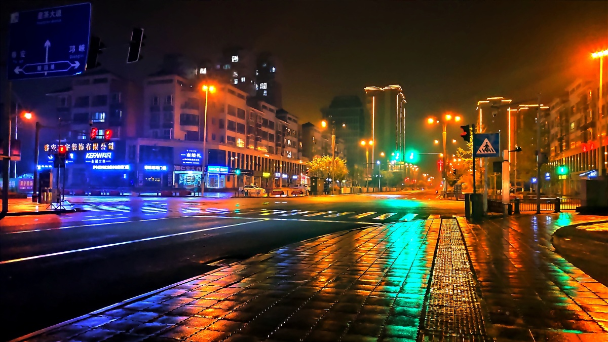 走在十字路口总有不一样的情怀有雨夜的路口有月色的路口街口的小摊贩