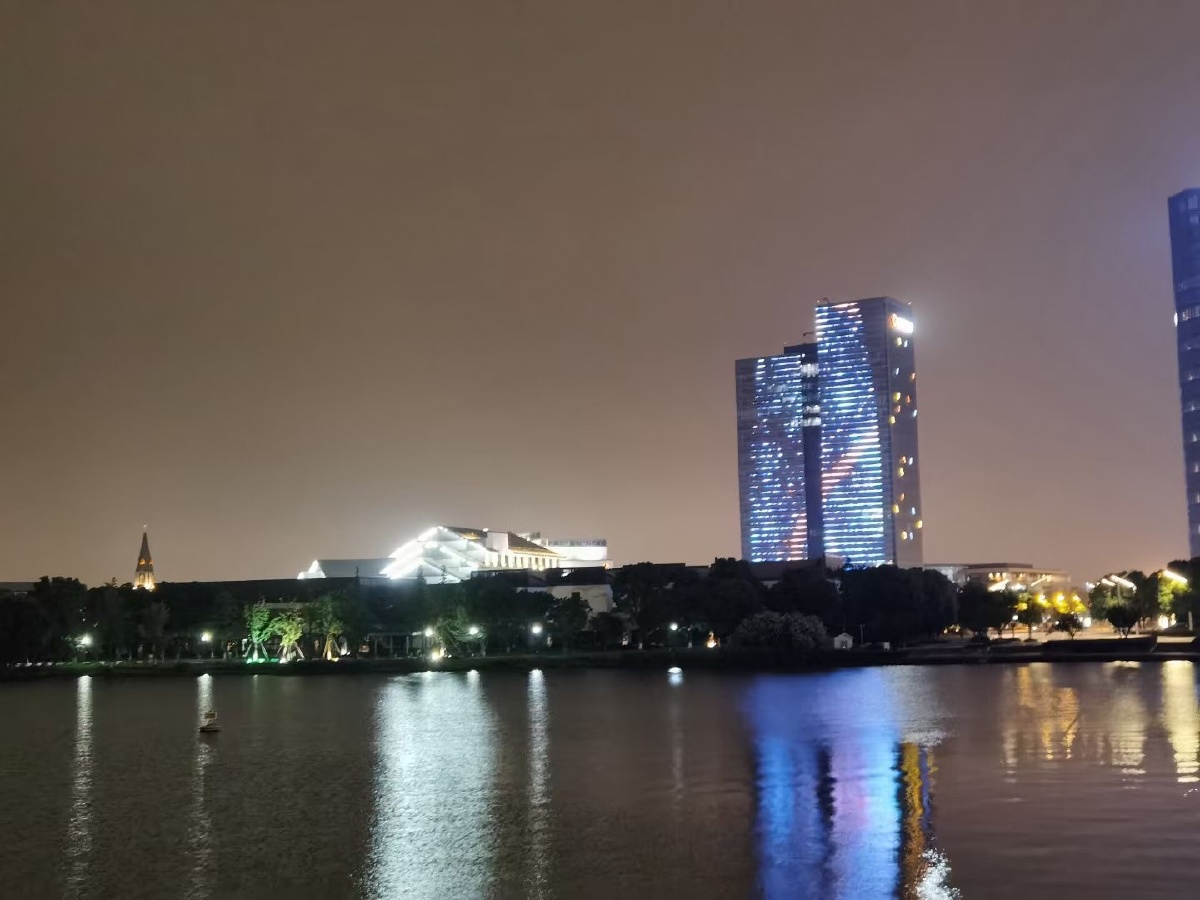独墅湖真是好地方,环境好,人少安静,很适合听着音乐放空,很多美景只有