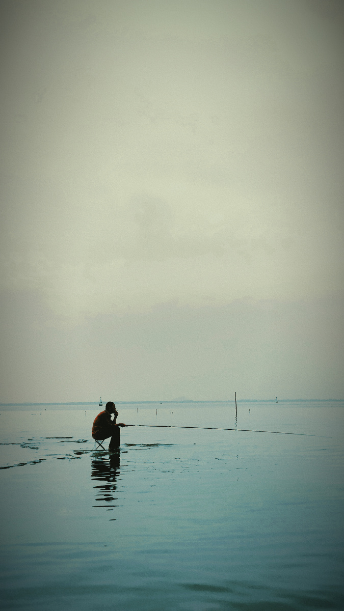 二月廿四清明雨上有一老叟海面独钓