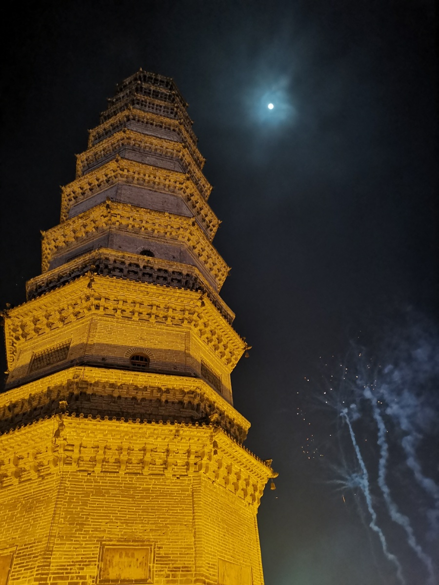 正月十五的山东滕州龙泉塔直耸夜幕中
