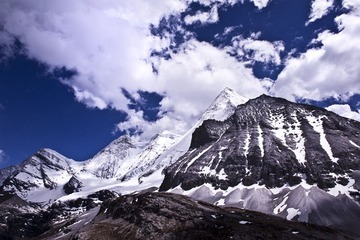 云与山