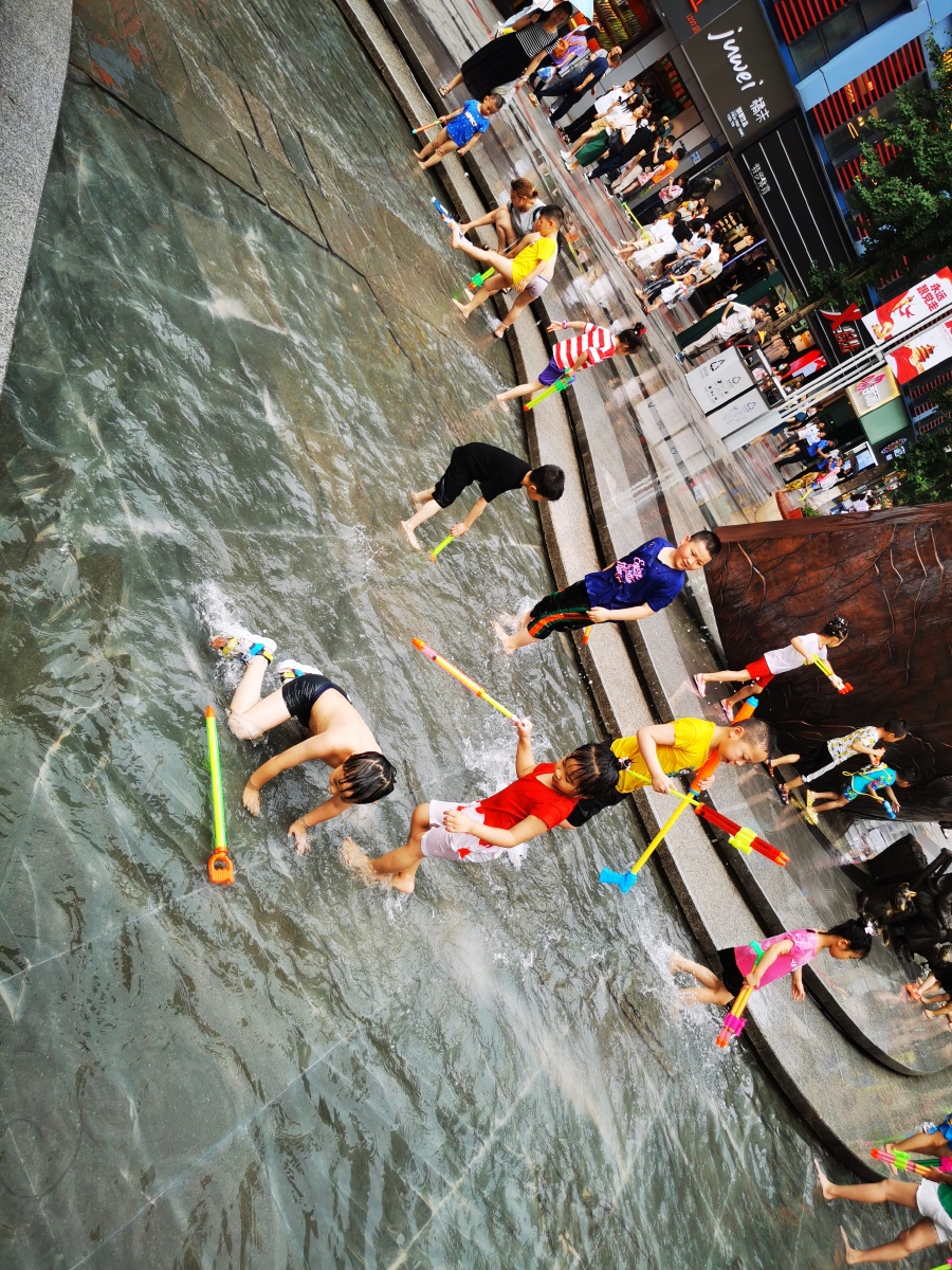 重庆三峡广场夏日儿童戏水