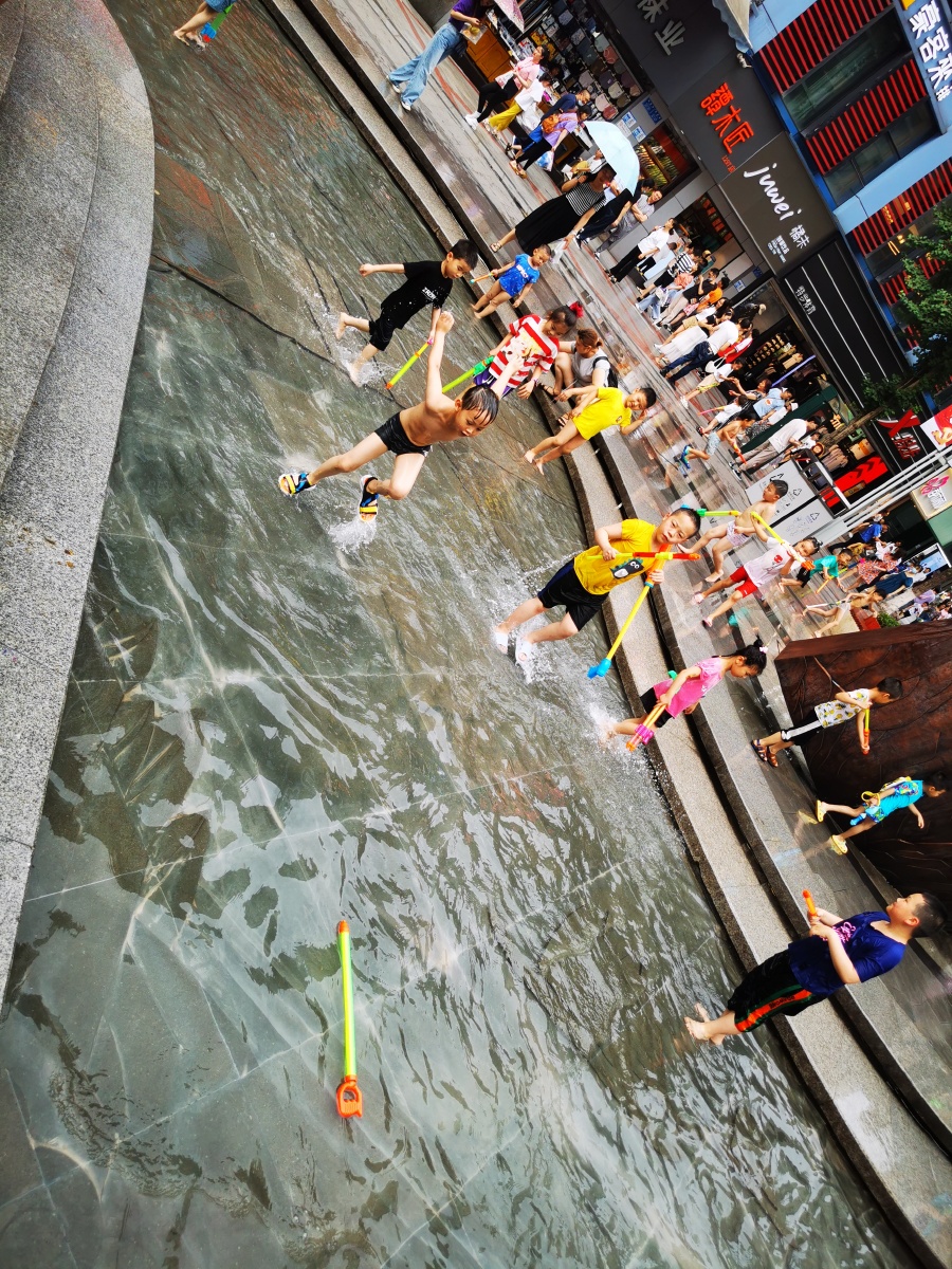 重庆三峡广场夏日儿童戏水