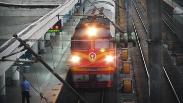 933590