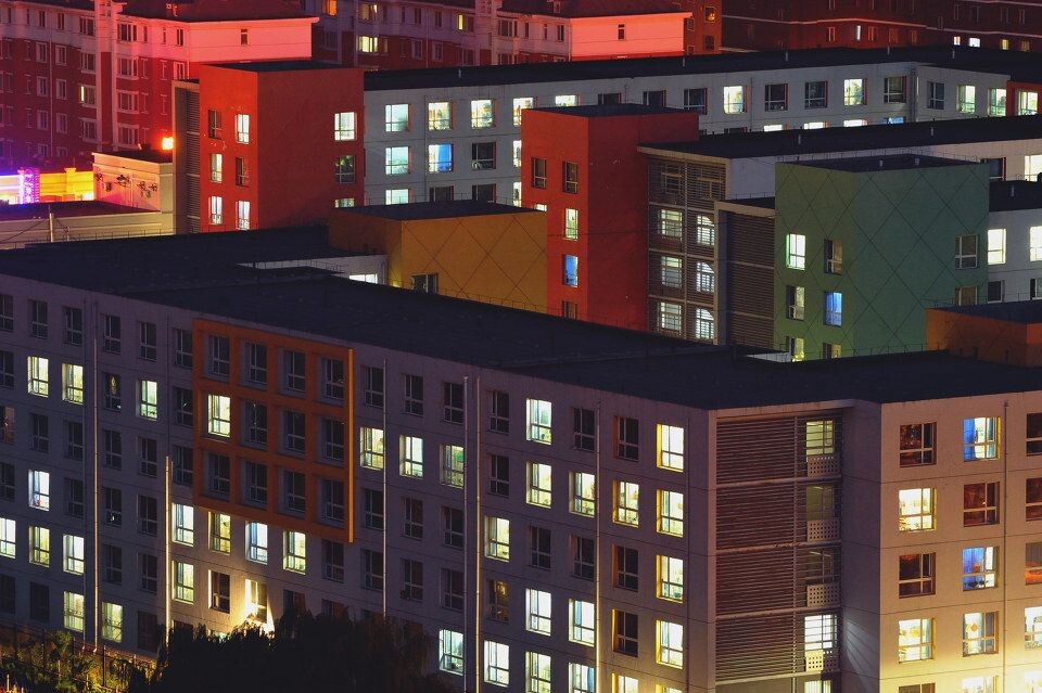 群楼夜景<br />
俯拍夜校