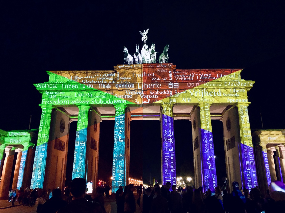 柏林灯光节!拼了超级久把所有的颜色拼到一起!