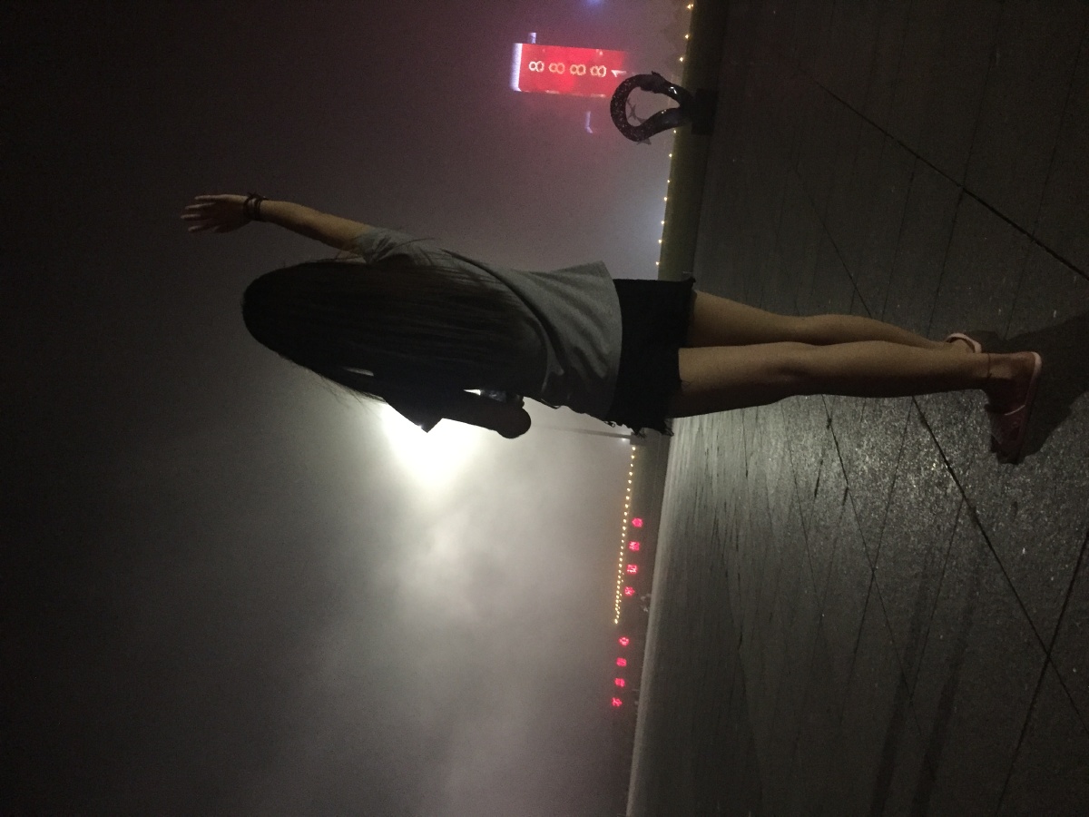 海边吹风背影照