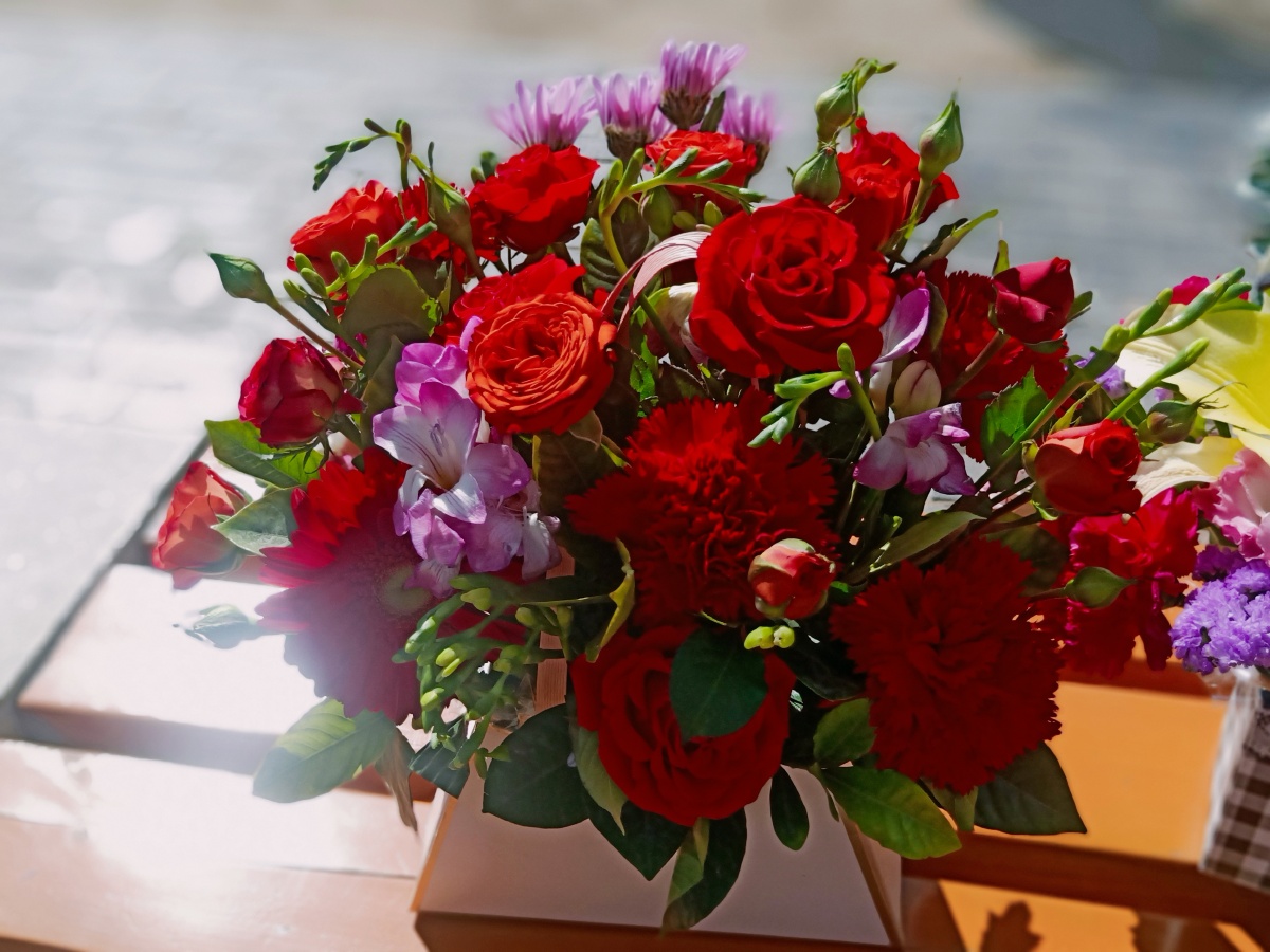 配着鲜花,喝着惬意的下午茶