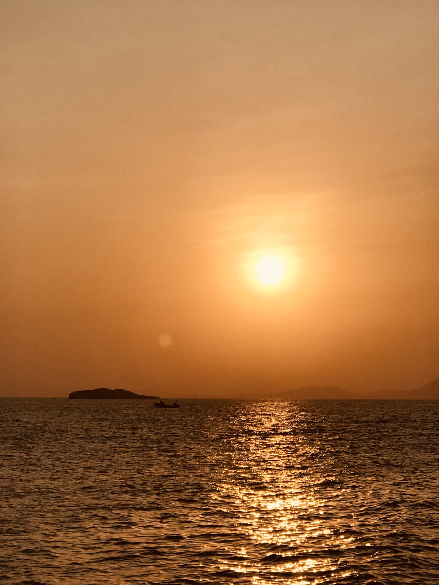 落日余晖,大海渔船.