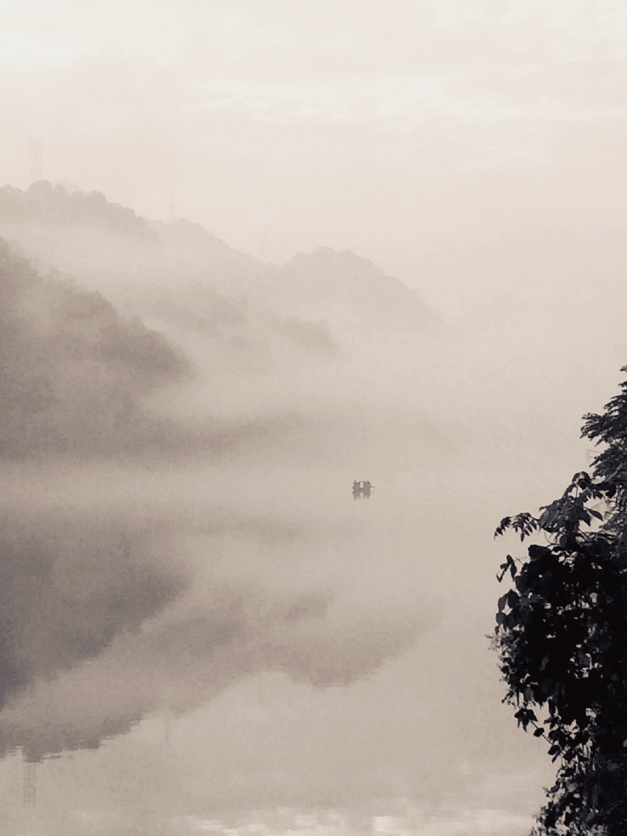墨色山水一江烟雨朦胧