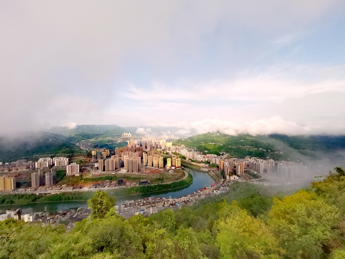 森林小城水乡平昌2021年3月手机拍摄于四川省平昌县城一角