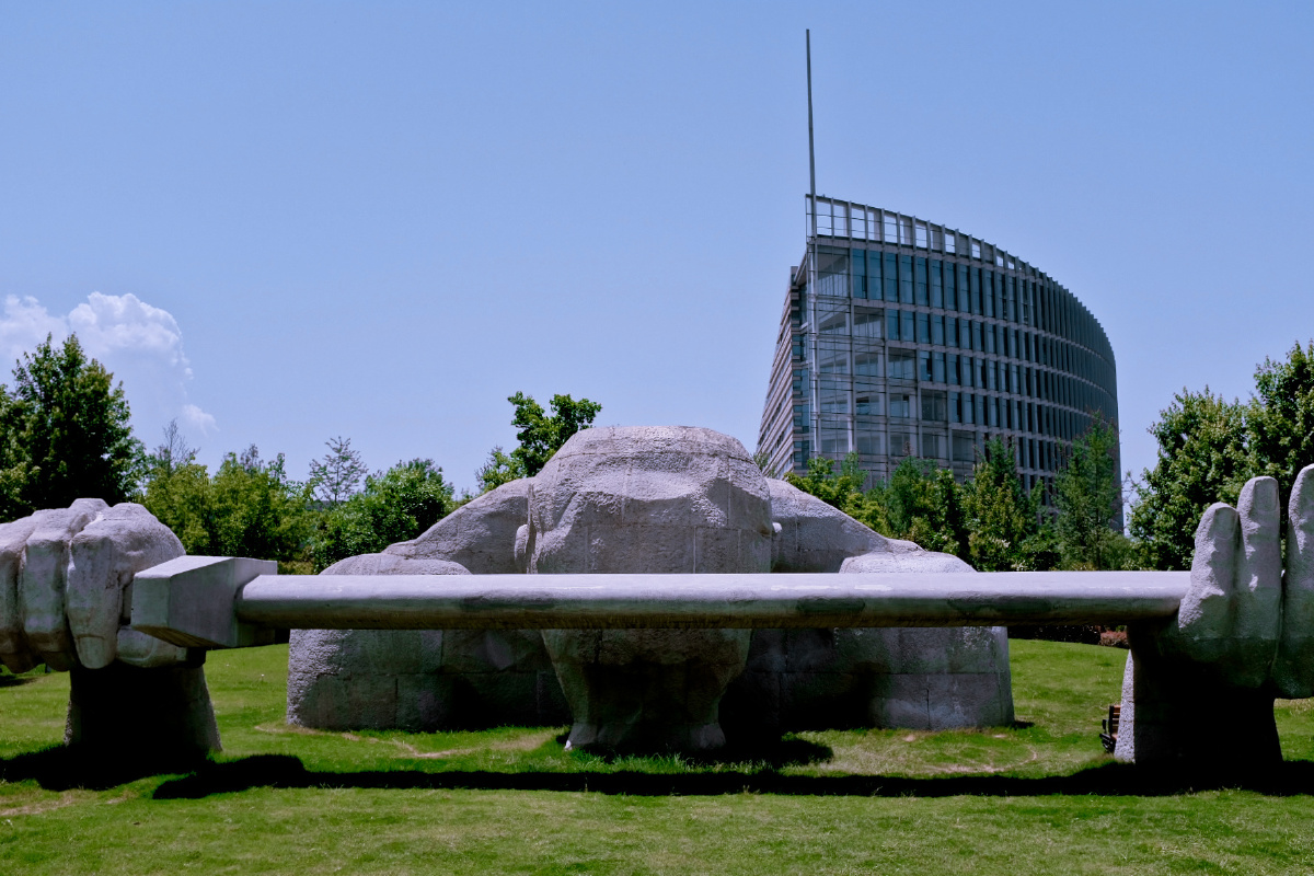 如果说建大是圭峰山下的一颗明珠那么西工大就是三秦大地的一把重剑