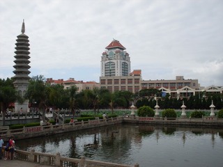 1907922