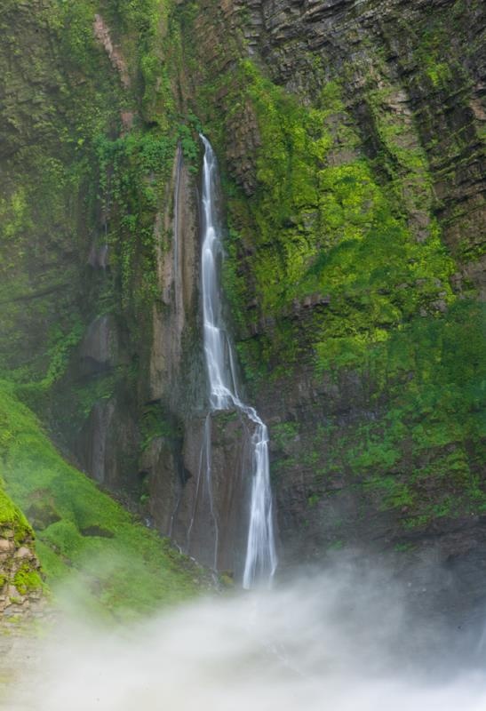 尖朵朵瀑布尖朵朵瀑布又称小龙洞瀑布她位于湖南省花垣县境内这里山高
