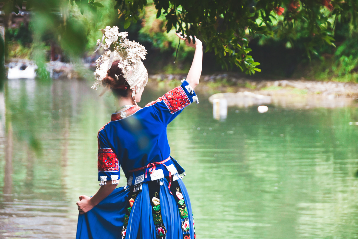 西江千户苗寨苗家姑娘