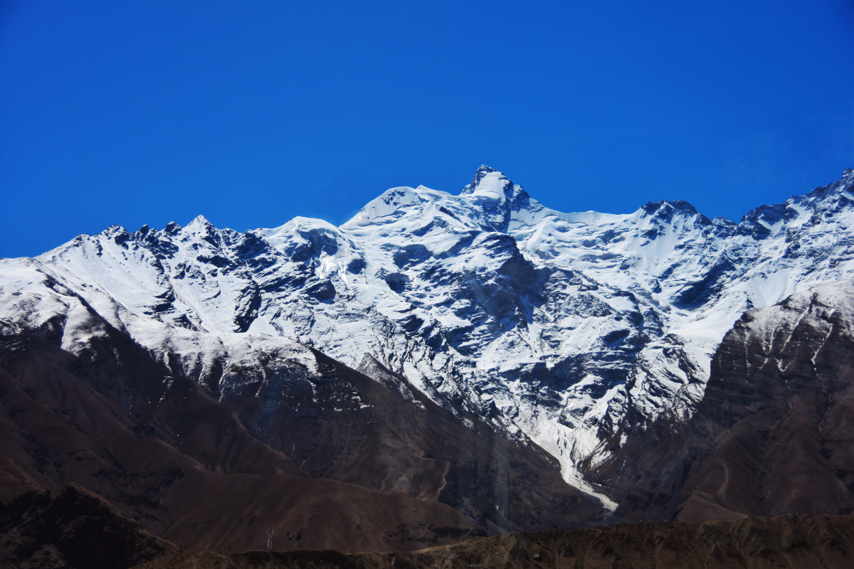 帕米尔高原上的公格尔峰