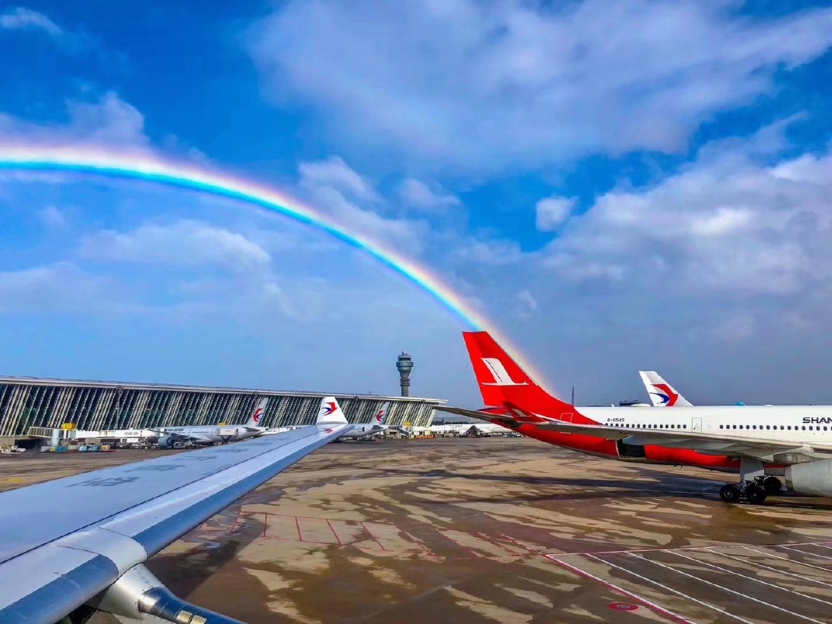 雨后被彩虹笼罩的上海浦东机场机坪