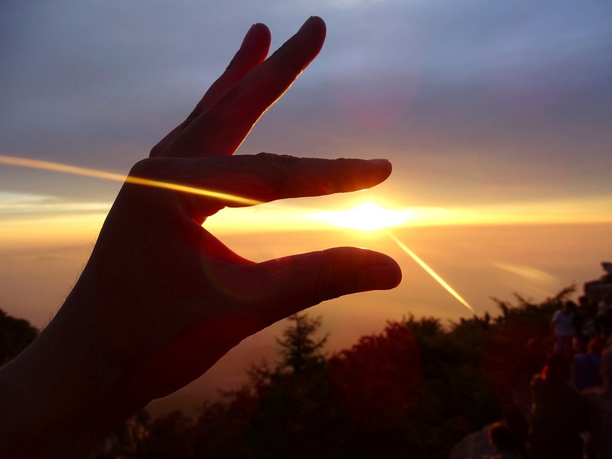 日出时看到了光和希望日落是酝酿光和希望的开始加油奋斗的人落魄的人