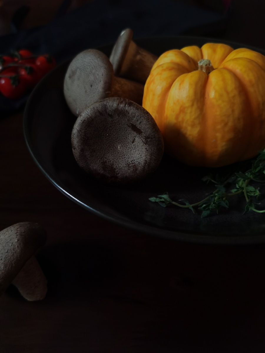 暗调手机摄影静物美食摄影南瓜与蘑菇陶瓷餐具日常分享食材与器皿