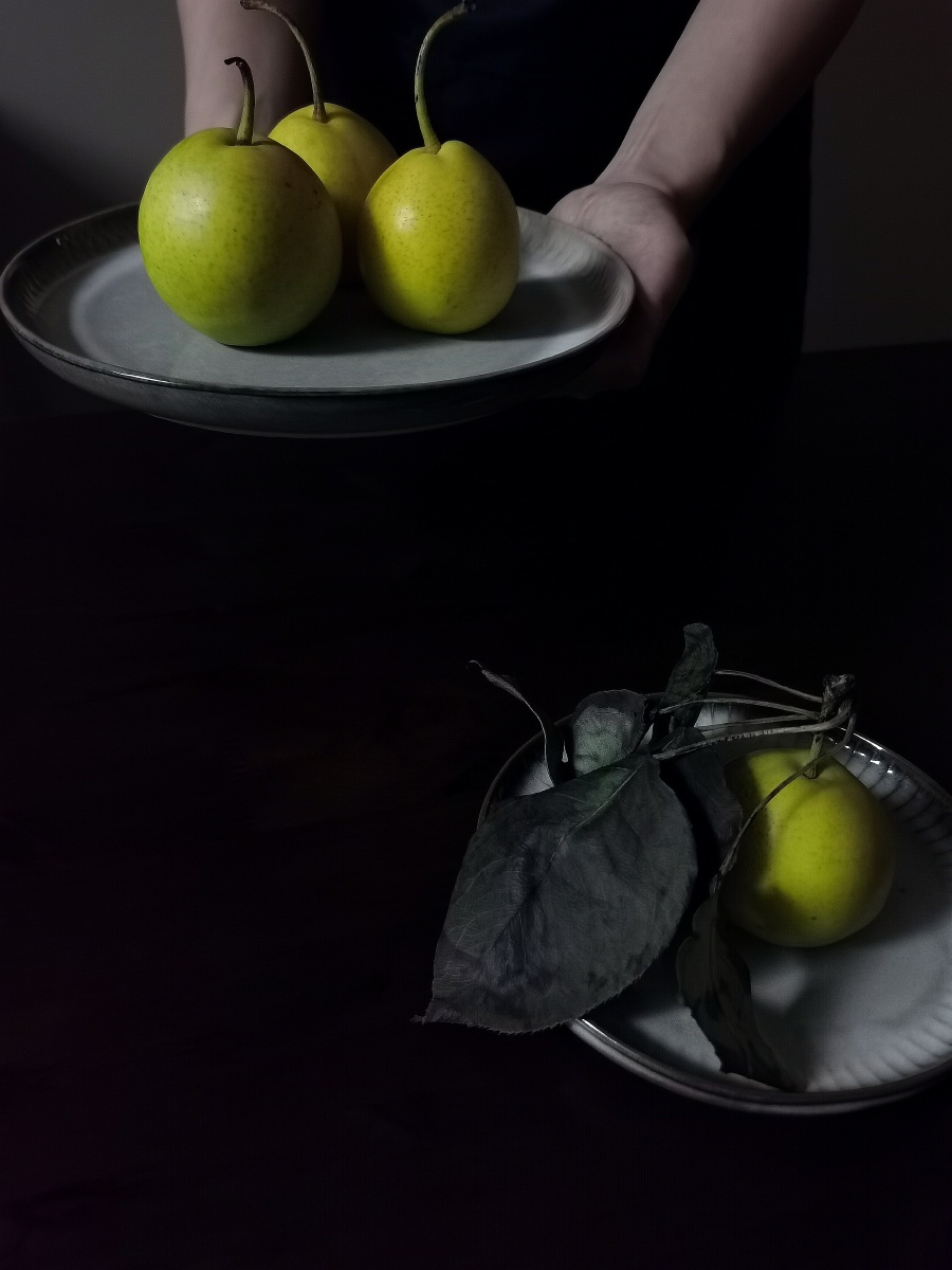 手机摄影暗调静物摄影生活方式美学日常分享食材与器皿米易的蜜梨与